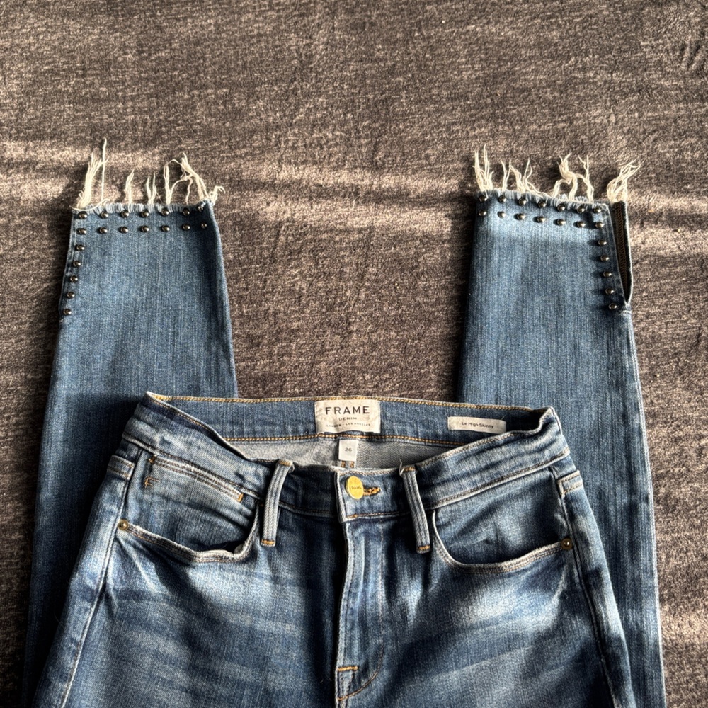 FRAME‎ Le High Skinny jeans in med/light blue  raw hem & stud detailing Size 26
